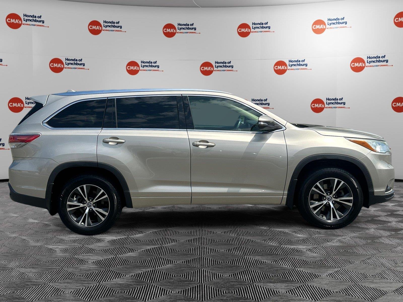 Used 2016 Creme Brulee Mica Toyota XLE image 6
