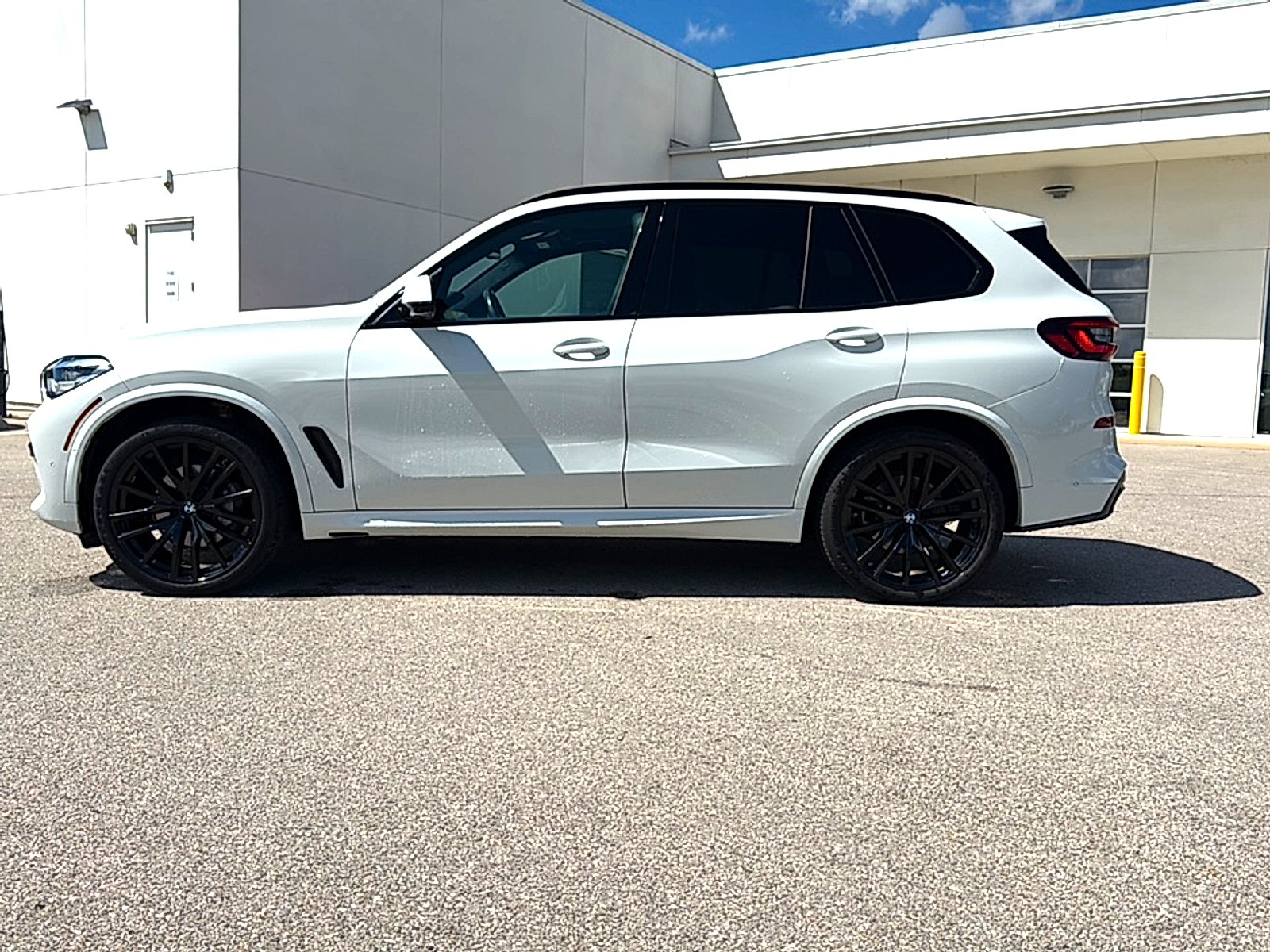 Used 2023 Alpine White BMW xDrive40i image 4