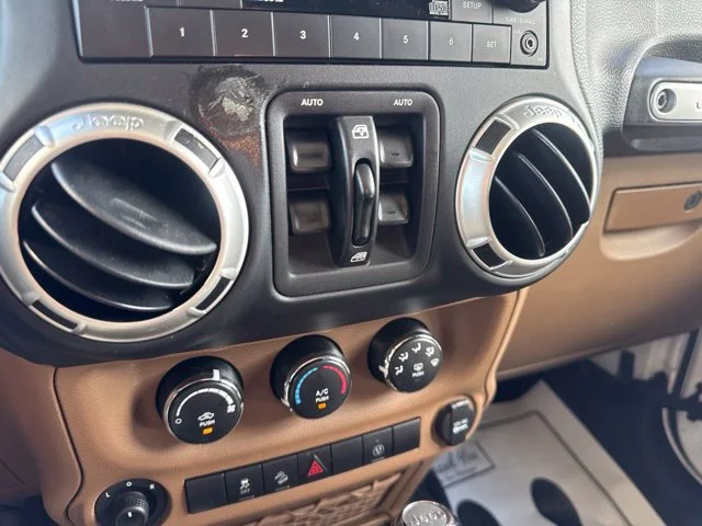 Used 2018 White Jeep Unlimited Sahara image 19