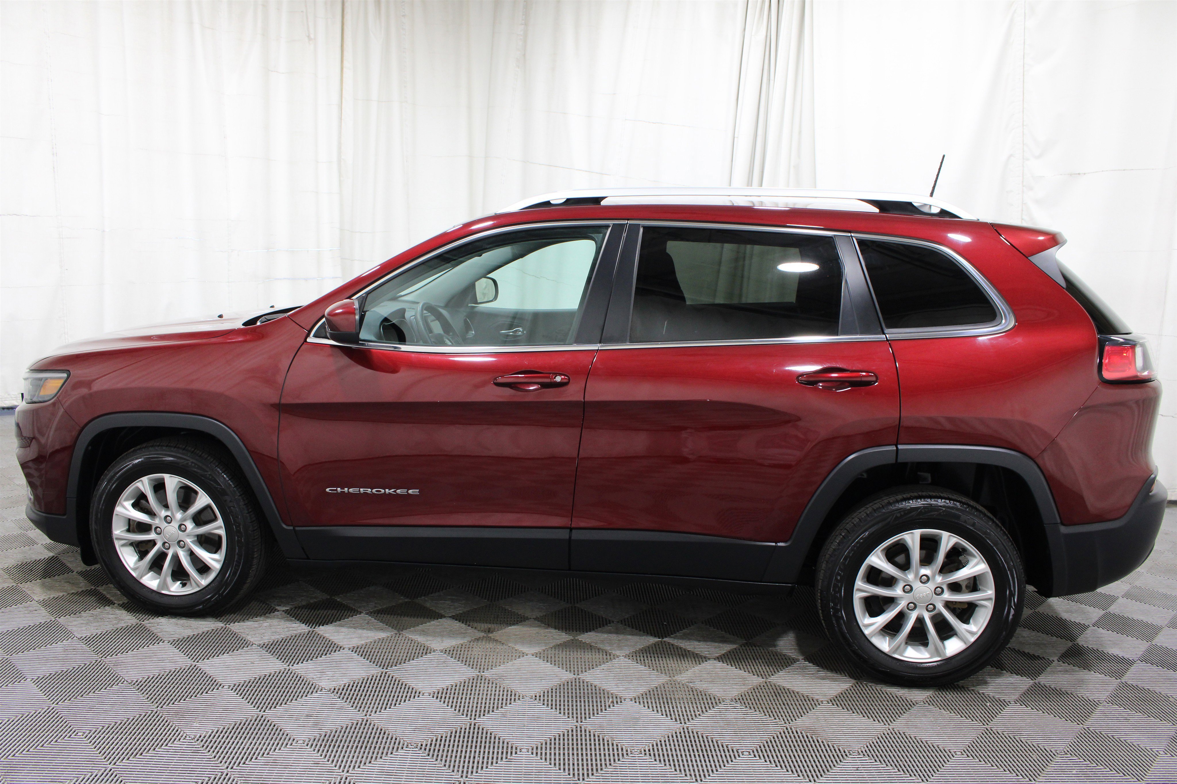 Used 2019 Velvet Red Pearlcoat Jeep Latitude image 30