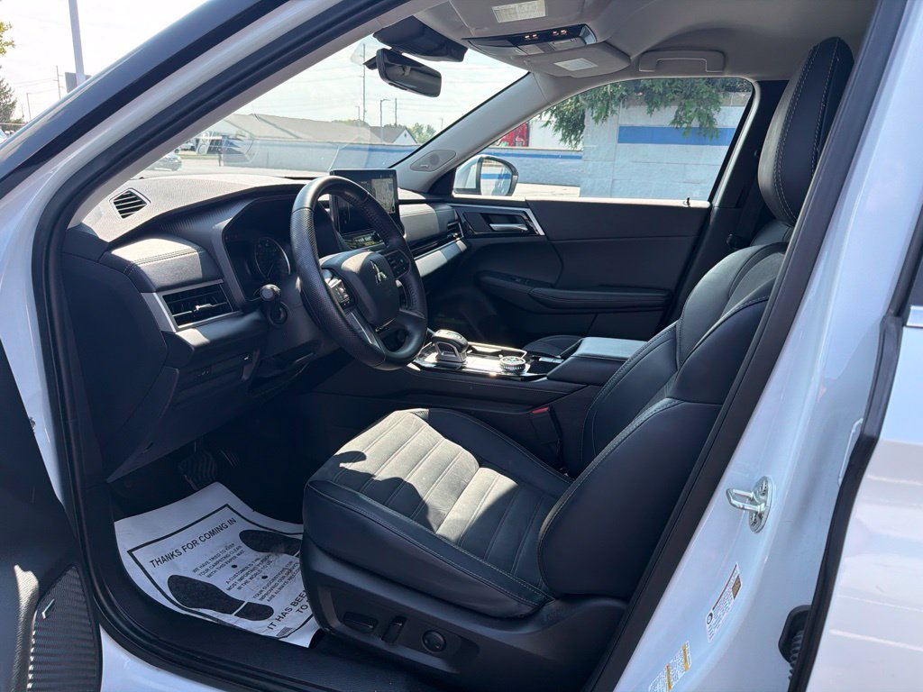 Used 2025  Mitsubishi SE image 16