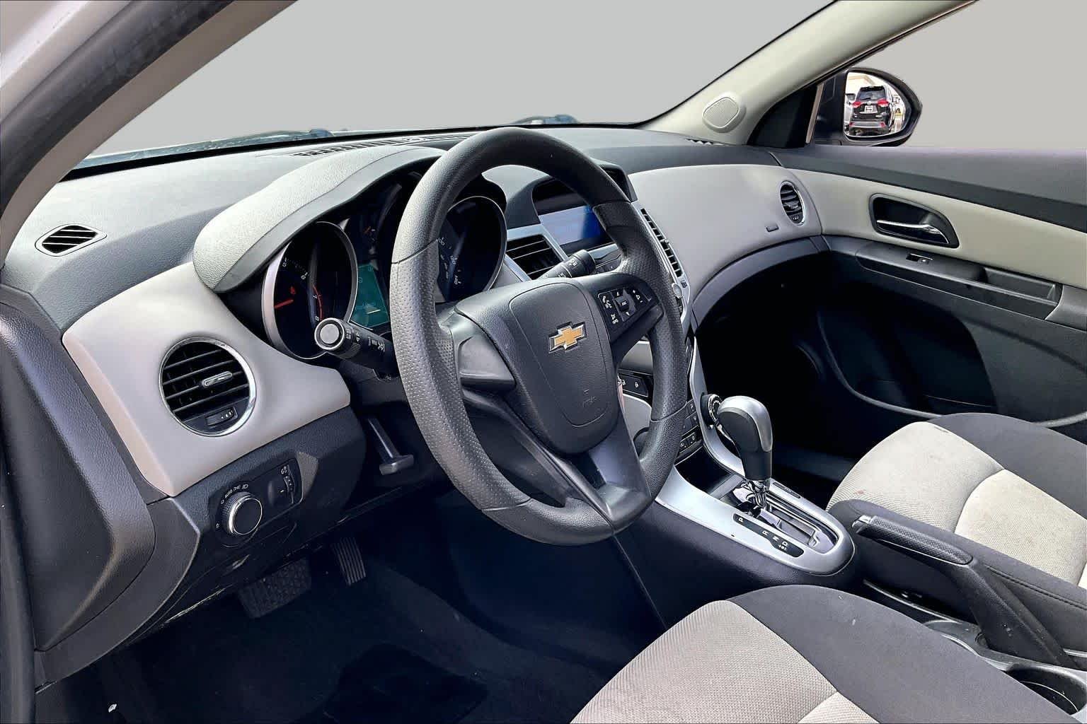 Used 2014 Summit White Chevrolet LS image 15