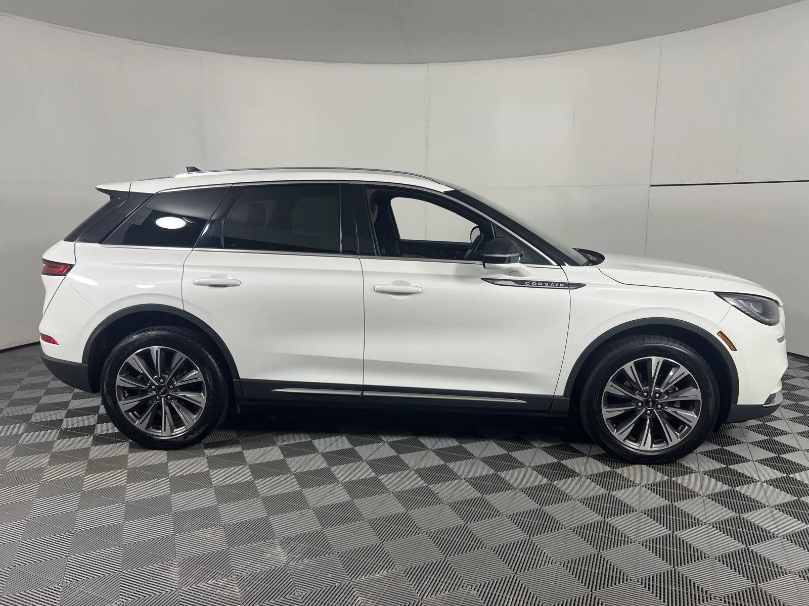 Used 2021 Pristine White Lincoln Reserve image 15