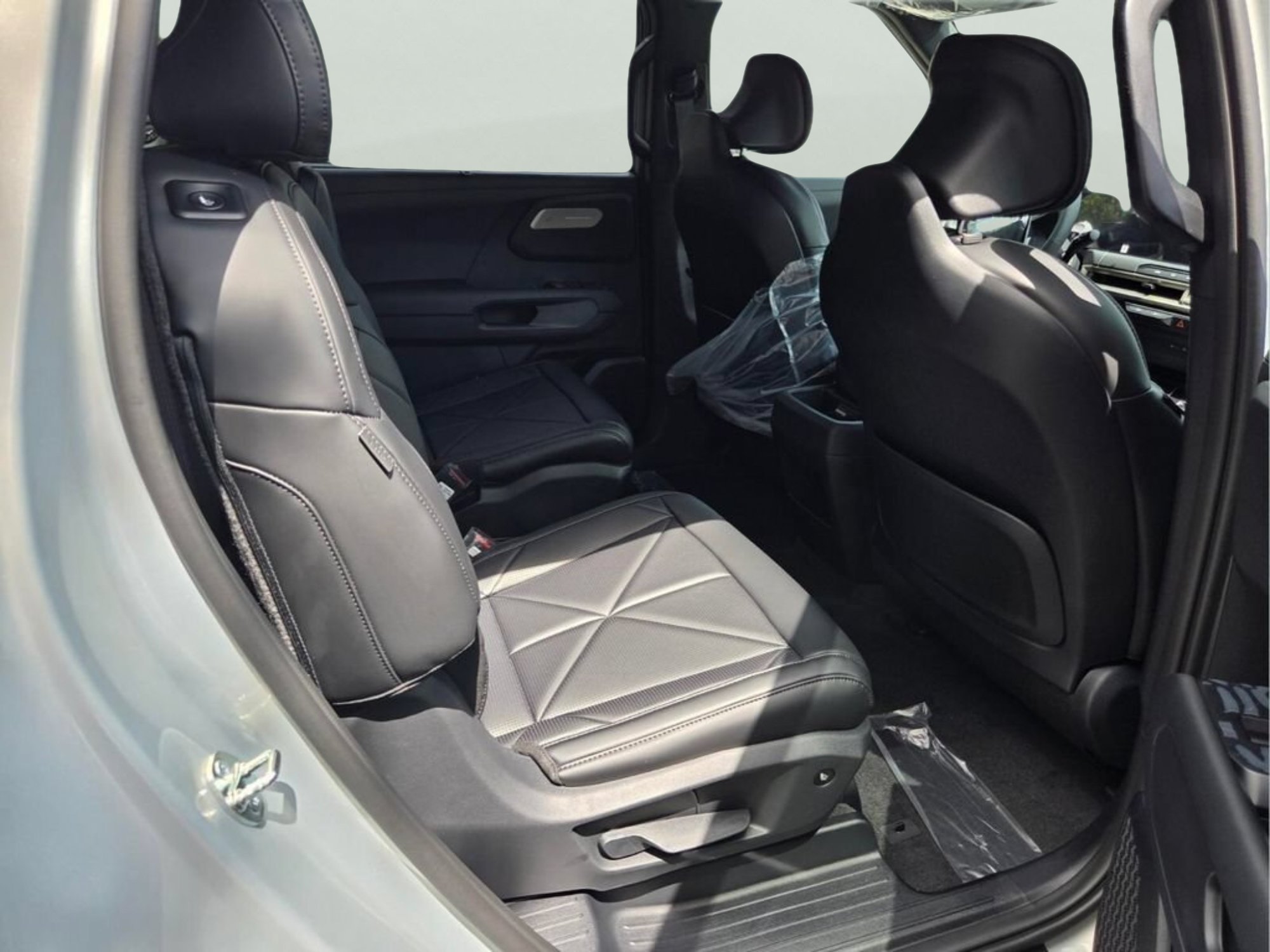 New 2027 Ivory Silver Kia EX image 13