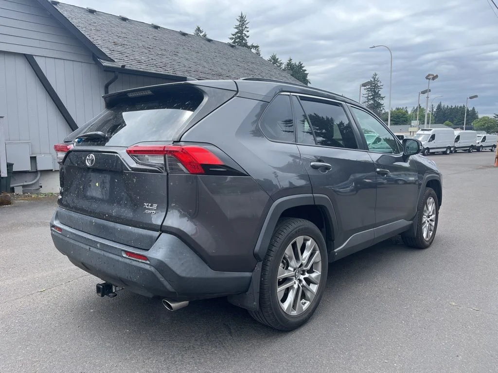Used 2019 Gray Toyota XLE Premium image 6
