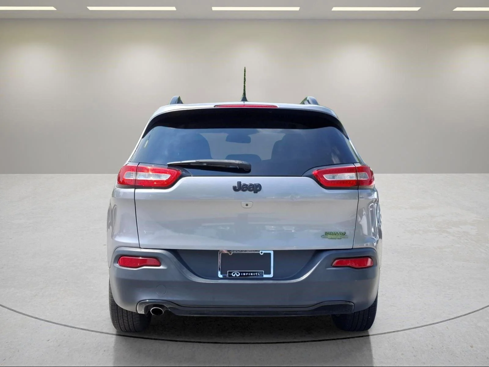 Used 2018 Billet Silver Metallic Clearcoat Jeep Latitude image 4