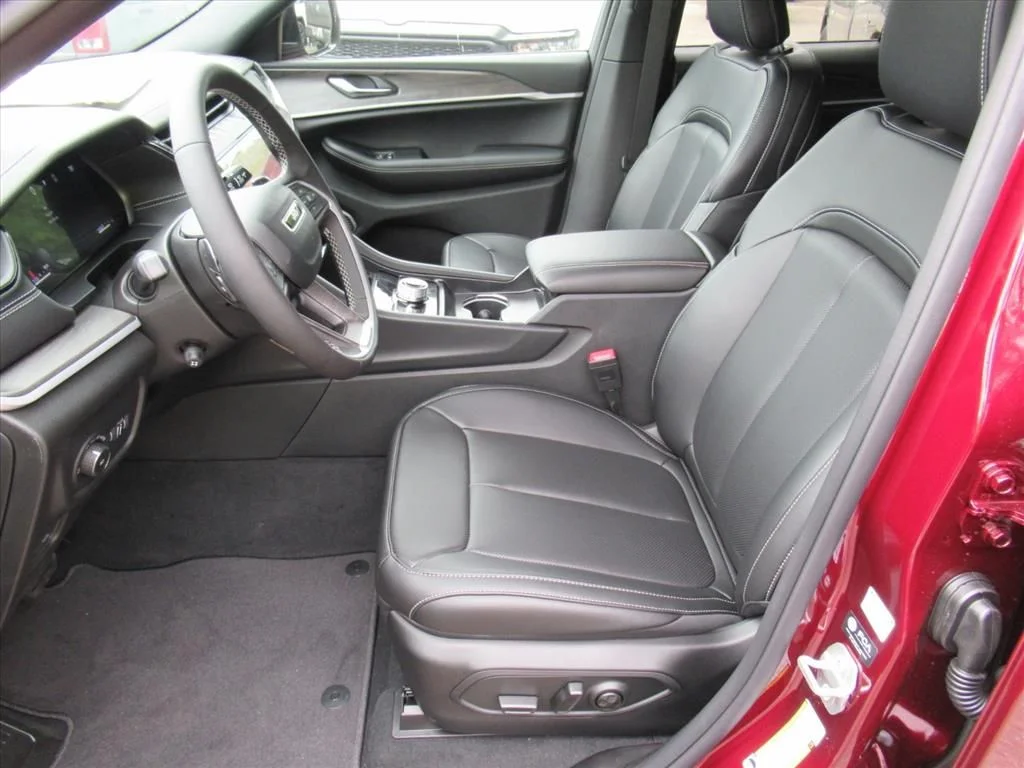New 2026 Velvet Red Pearl-Coat Exterior Paint Jeep Limited image 15