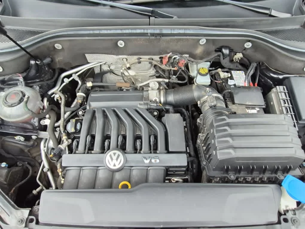 Used 2019 Deep Black Pearl Volkswagen 3.6L V6 SEL image 21
