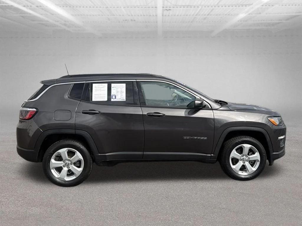 Certified Used 2021 Granite Crystal Clearcoat Metallic Jeep Latitude image 14