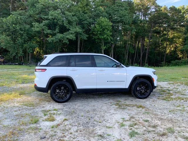 Used 2025 White Jeep Altitude image 10