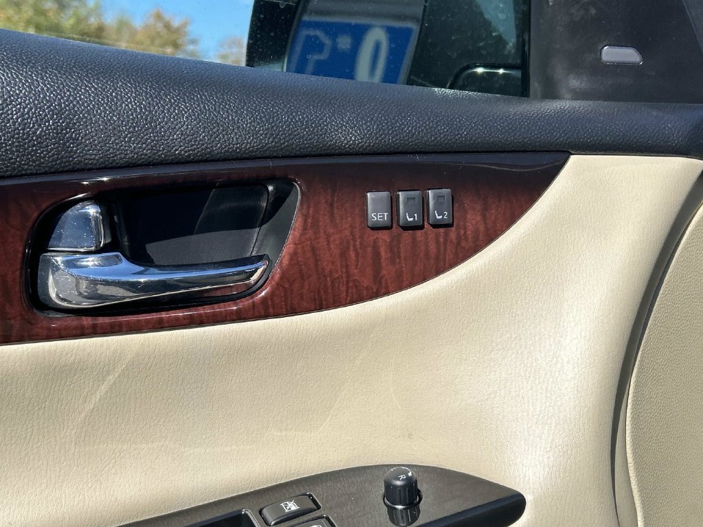 Used 2017 Black INFINITI Base image 13