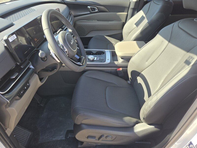 New 2026 Snow White Pearl Kia LXS image 7