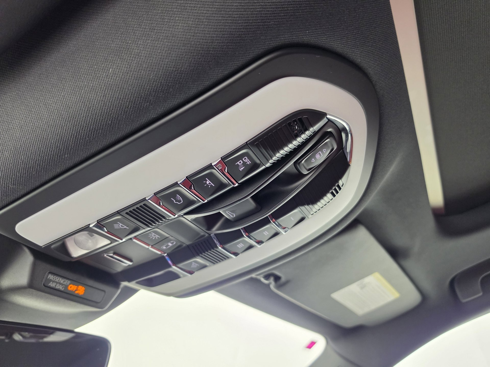 2025 Porsche Macan T - Photo 25