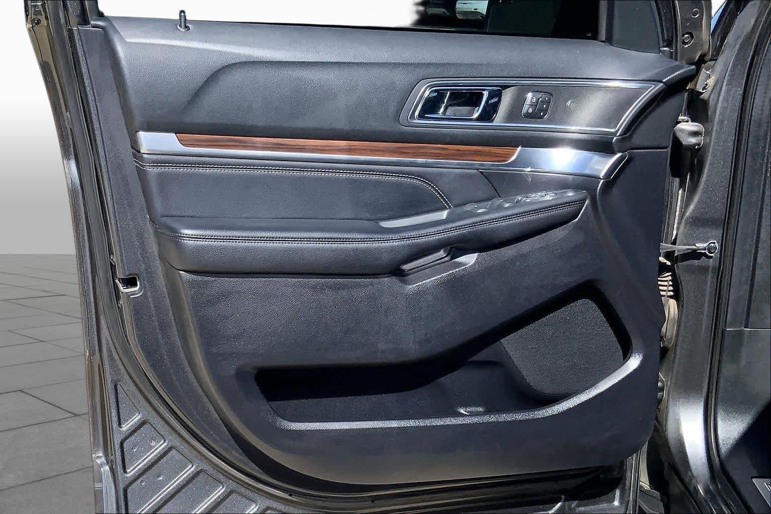 Used 2018 Magnetic Metallic Ford Limited image 20