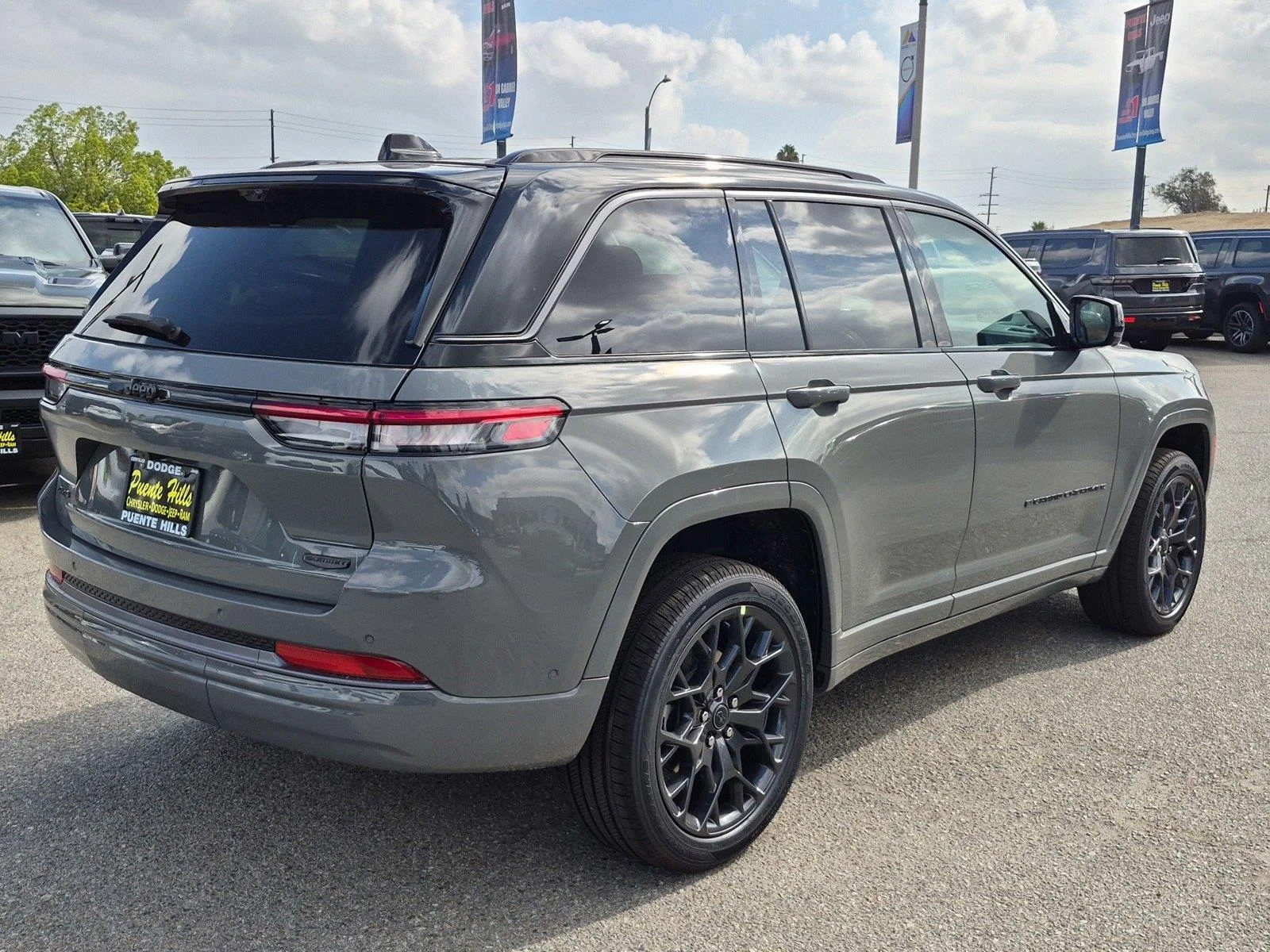 New 2027 Sting-Gray Clear-Coat Paint Jeep Summit image 6