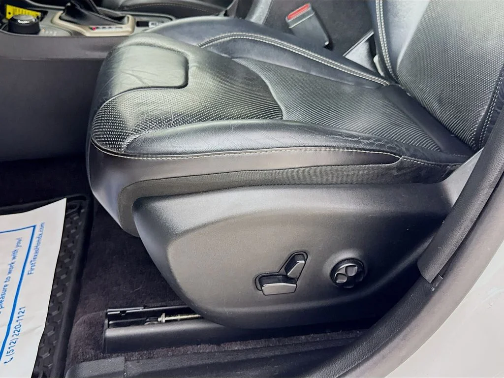 Used 2017 Bright White Clearcoat Jeep Limited image 24
