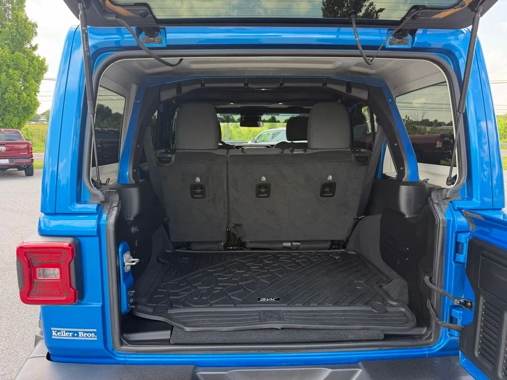 Used 2024 Blue Jeep Sahara image 19