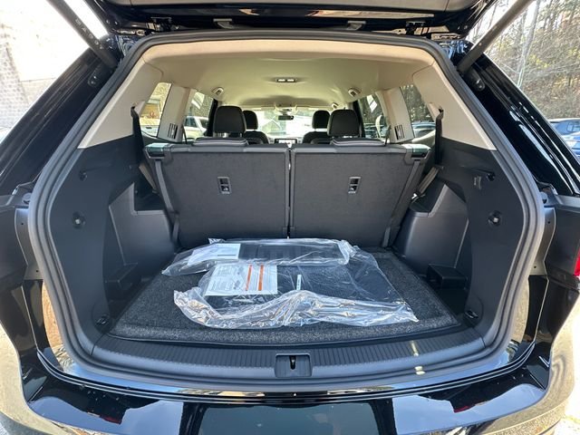 New 2026 Black Volkswagen 2.0T SE w/Technology image 19