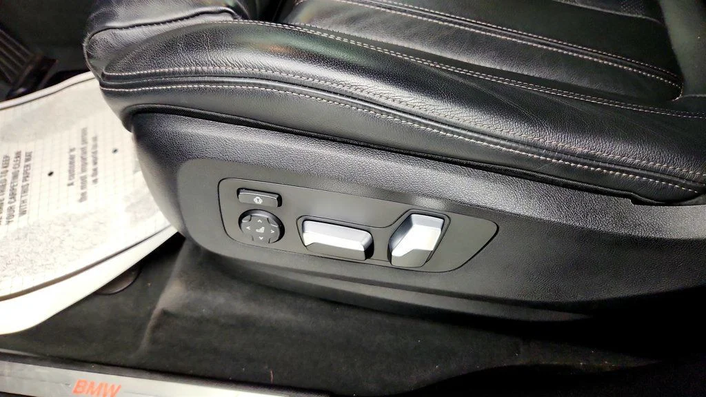 Used 2021 Arctic Grey Metallic BMW xDrive40i SAV w/ Premium, Parking Assistance & Cold Weather Pkgs image 12