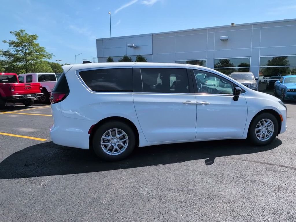 New 2027 Bright White Clear-Coat Exterior Paint Chrysler Select image 4
