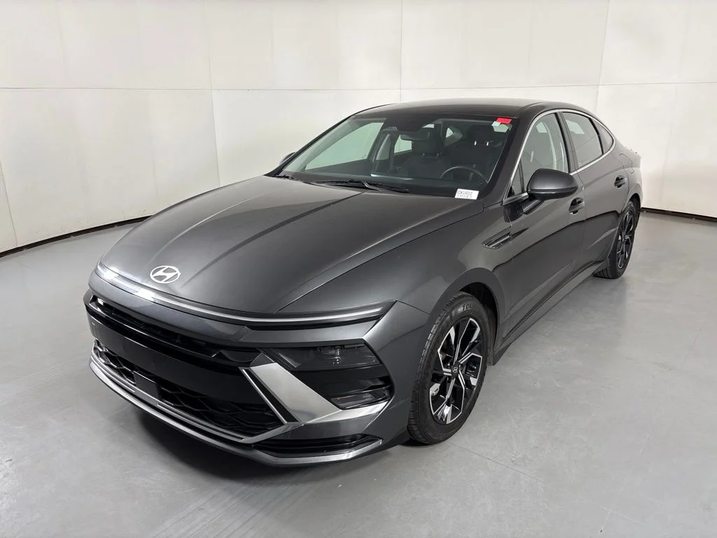 Used 2025 Gray Hyundai SEL image 4