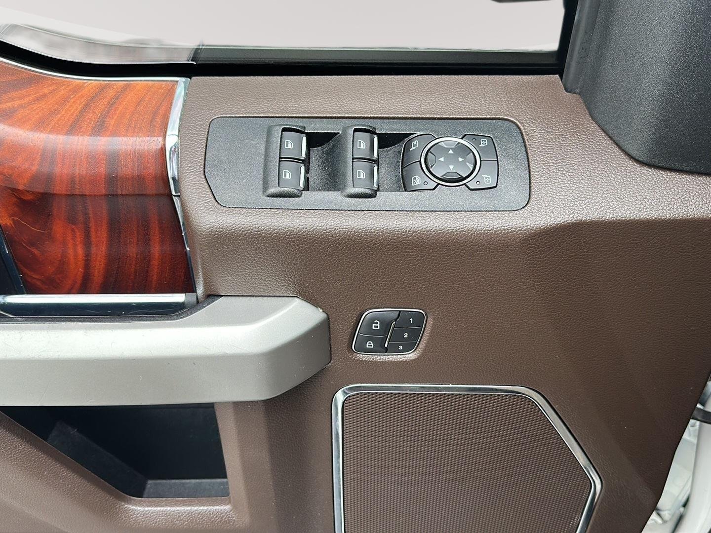 Used 2019 White Platinum Metallic Tri-Coat/Stone Gray Ford King Ranch image 5