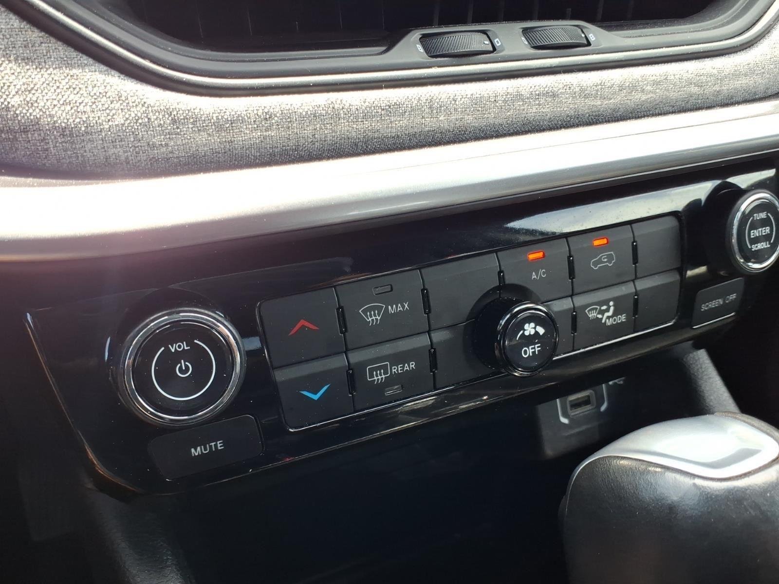 Used 2024 Diamond Black Crystal Pearlcoat Jeep Latitude image 23