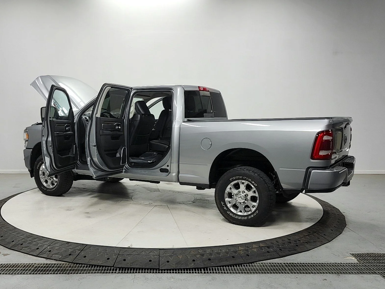 Used 2024 Silver Ram Laramie image 13