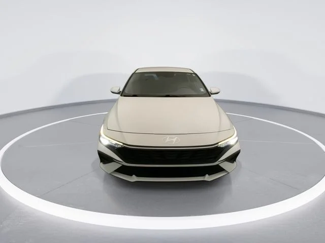 Used 2024 White Hyundai SEL image 9