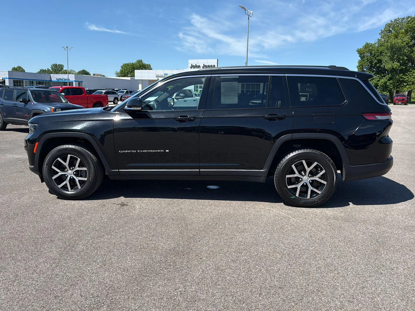 Used 2023 Diamond Black Crystal Pearlcoat Jeep Limited image 7