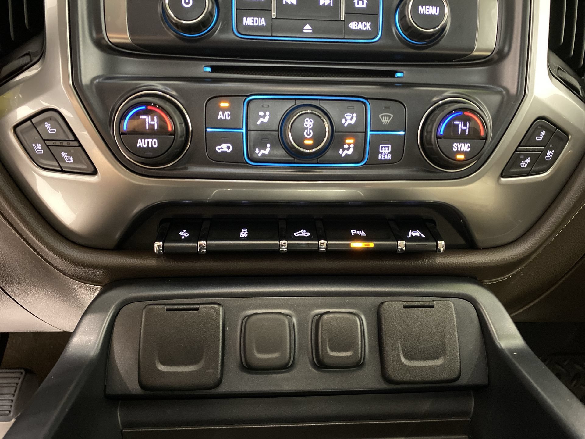 Used 2017 IRIDESCENT PEARL TRICOAT Chevrolet LTZ image 16