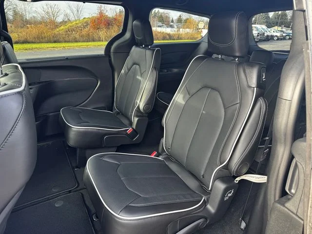New 2026 Diamond Black Crystal Pearl-Coat Exterior Paint Chrysler Limited image 20