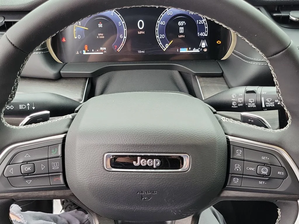 New 2026 Diamond Black Crystal Pearl-Coat Exterior Paint Jeep Altitude image 4