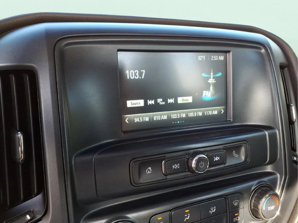 Used 2018 White GMC Base image 21