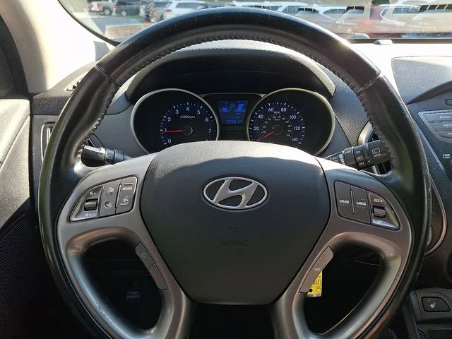Used 2015 Silver Hyundai SE image 24