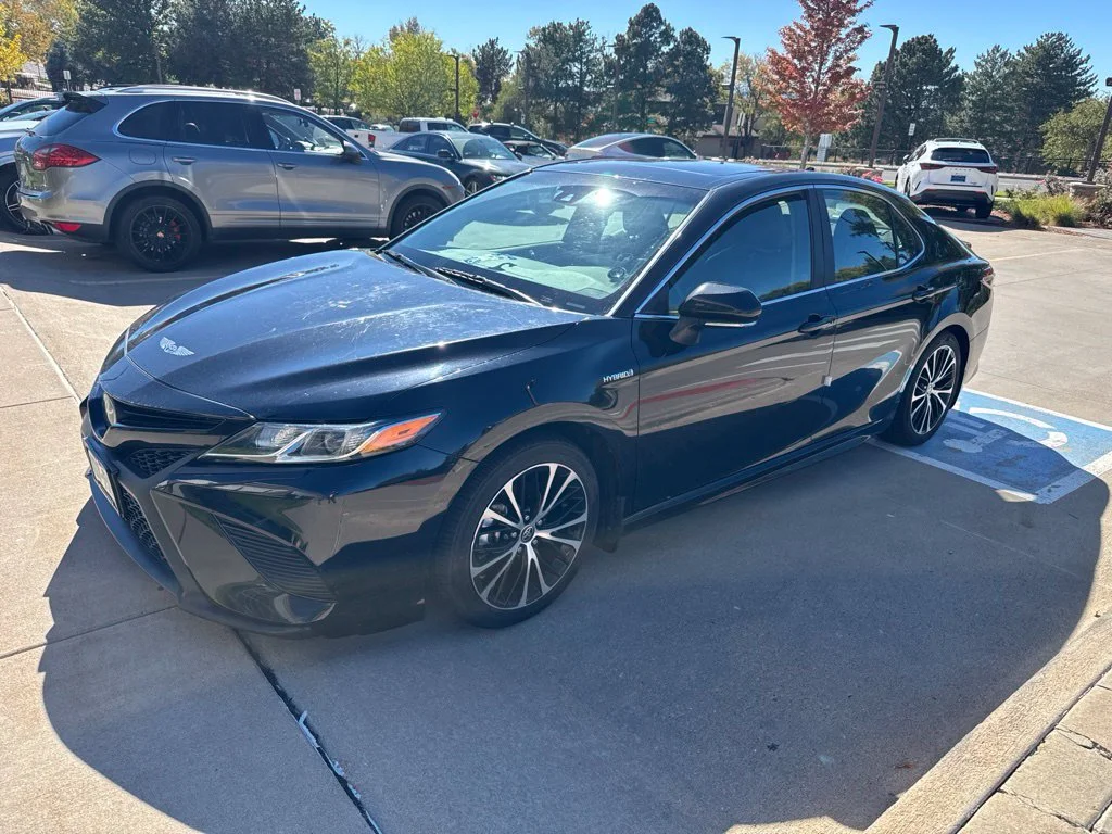 2020 Toyota Camry Hybrid SE FWD photo