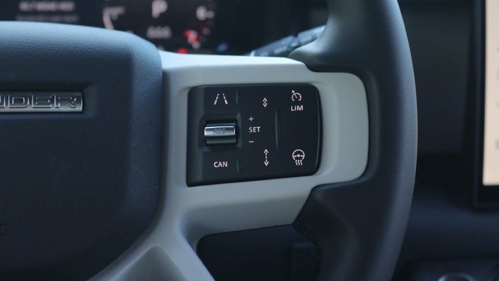 Used 2025 White Land Rover X-Dynamic SE image 20