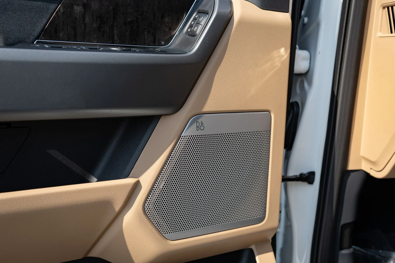 New 2026 Star White Metallic Tri-Coat Ford F-250® Lariat® image 33