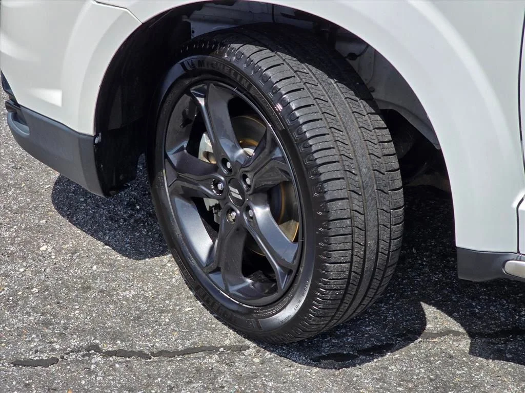 Used 2019 White Dodge Crossroad image 27