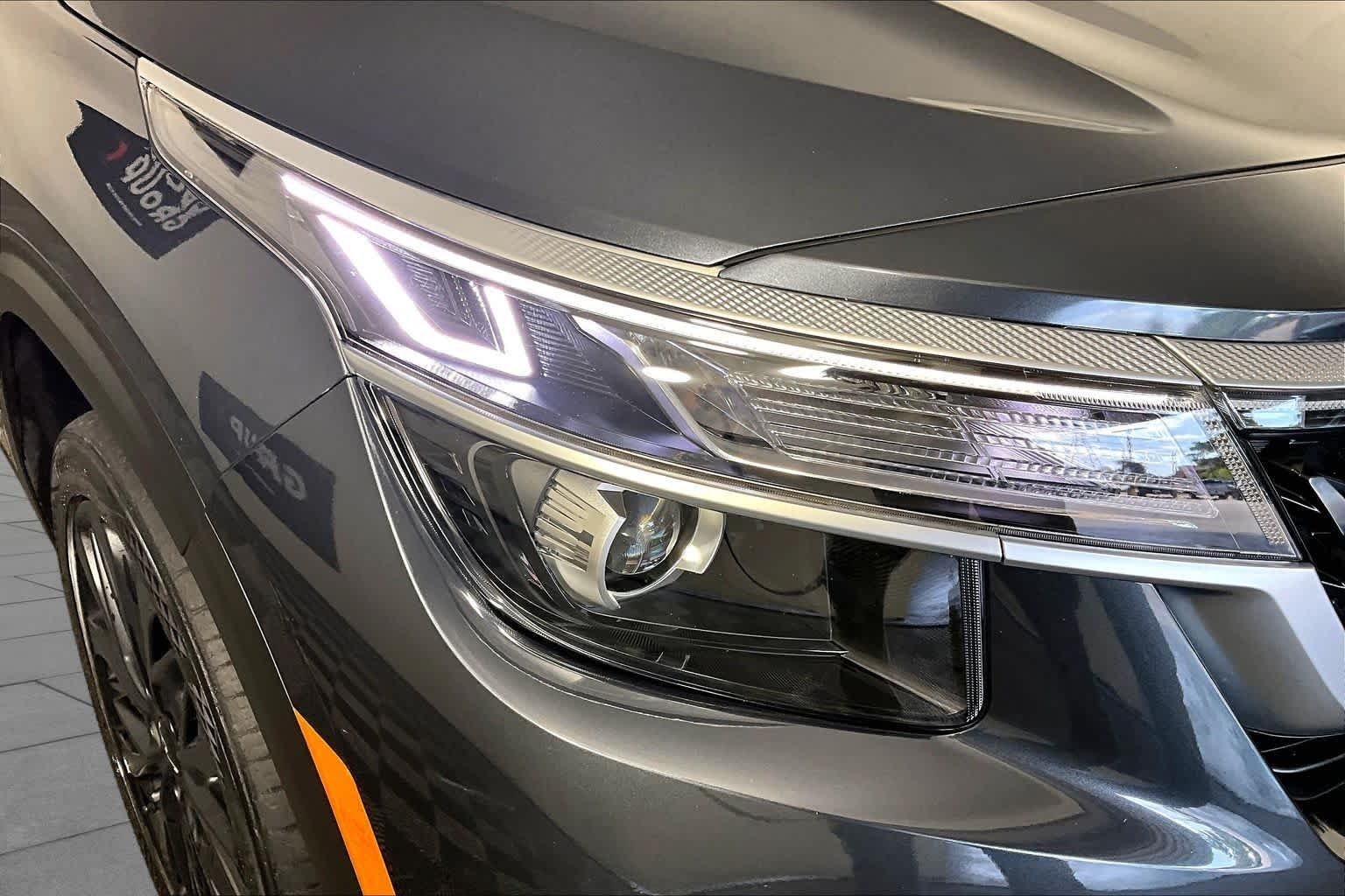 Used 2022 Gravity Gray Kia Nightfall image 25