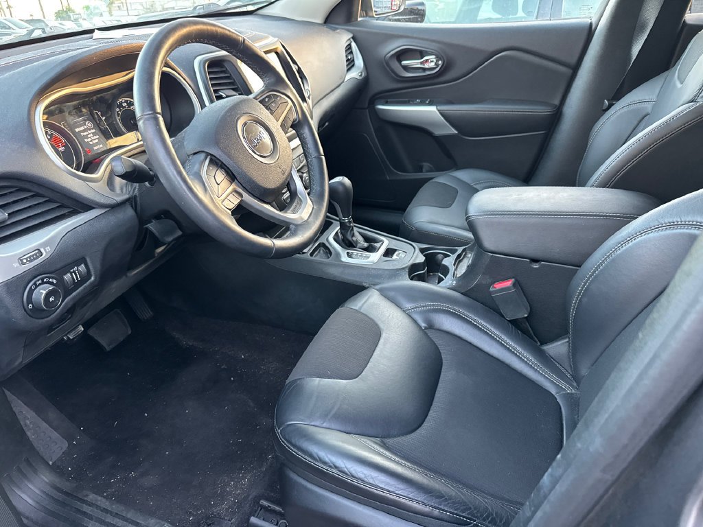 Used 2018 Crystal Metallic Jeep Latitude Plus image 9