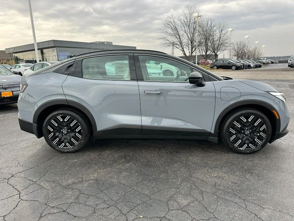 New 2026 Boulder Gray Pearl / Super Black Two-tone Nissan Platinum+ image 2