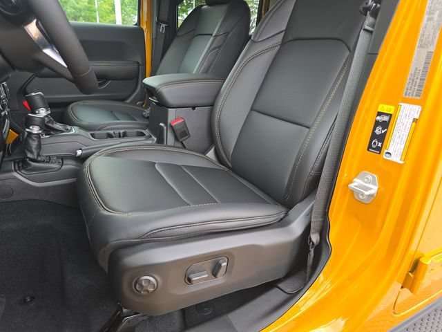 New 2026 Goldilocks Exterior Paint Jeep Sahara image 6