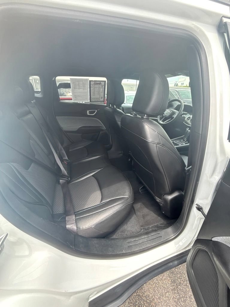 Used 2024 White Jeep Latitude image 23