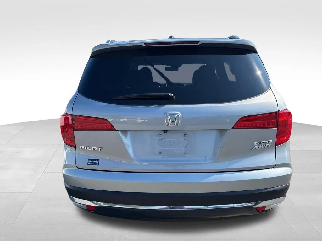 Used 2017  Honda Touring image 4