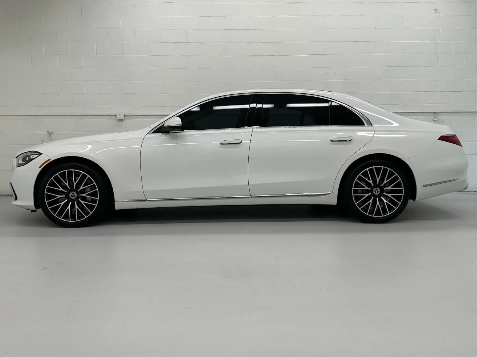 Used 2024 MANUFAKTUR Moonlight White Metallic Mercedes-Benz S 580 image 3