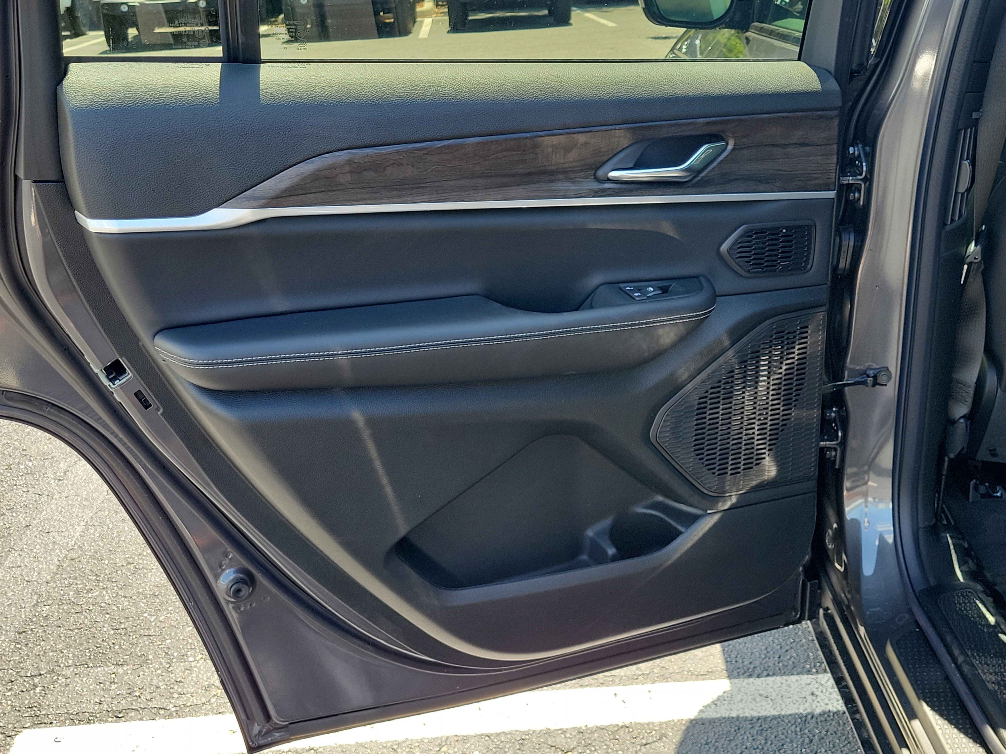New 2026 Baltic Gray Metallic Clear-Coat Exterior Paint Jeep Limited image 11