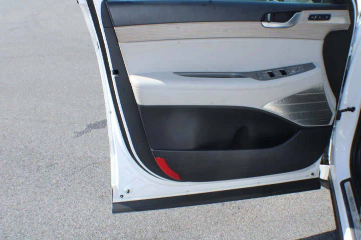 Used 2021 Hyper White Hyundai Limited image 6