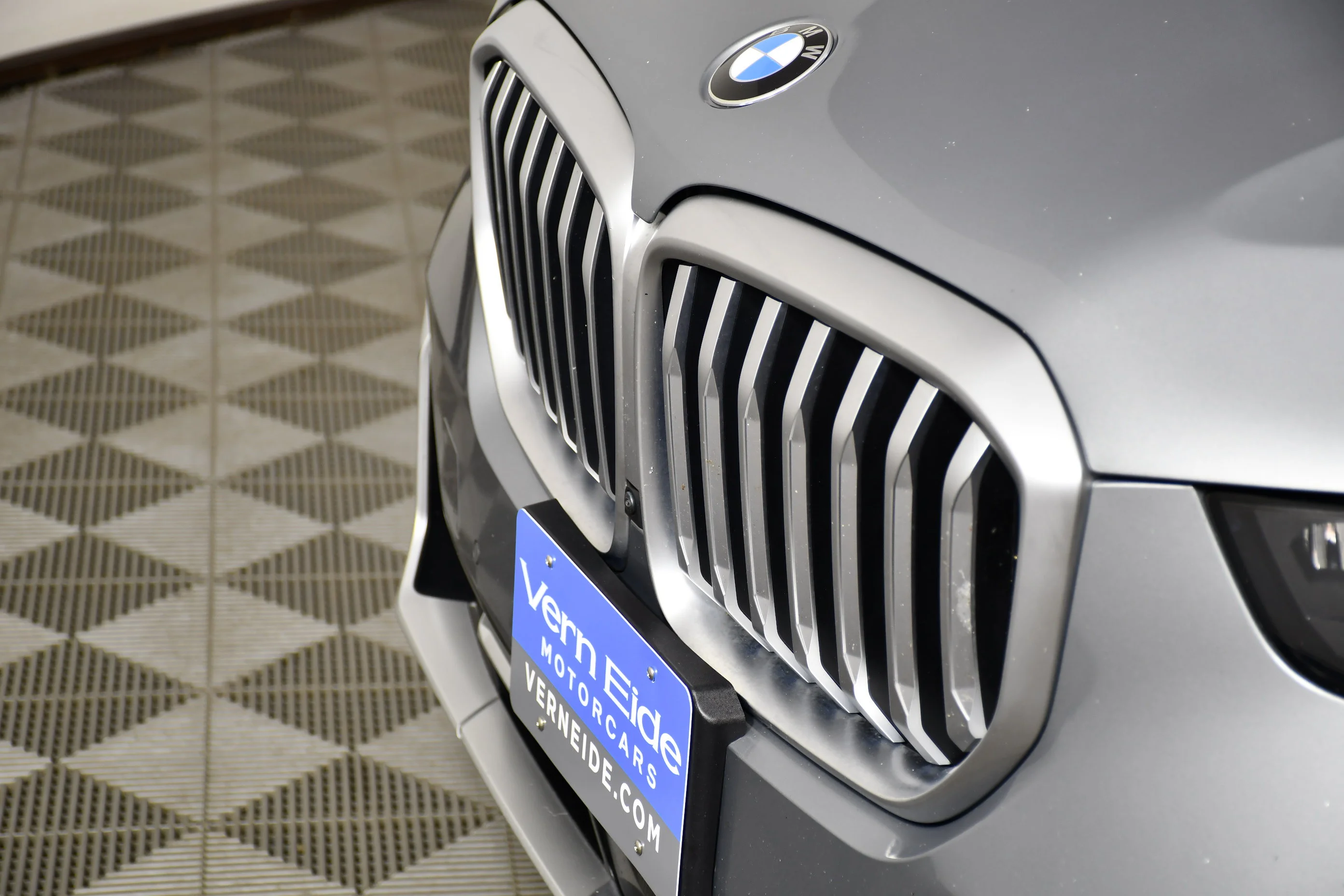 Used 2024 Skyscraper Grey Metallic BMW xDrive40i image 11