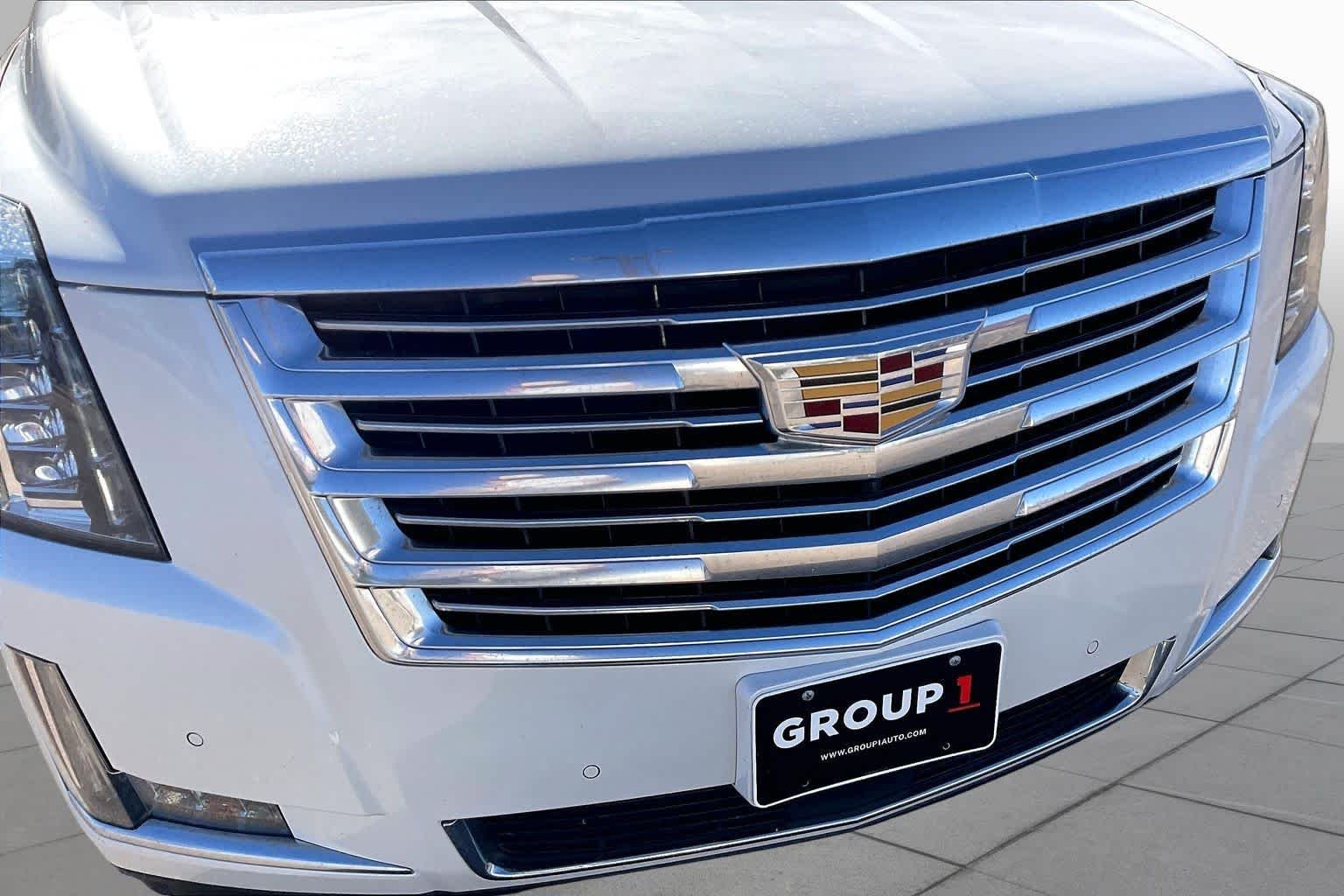 Used 2017 Crystal White Tricoat Cadillac Platinum image 29